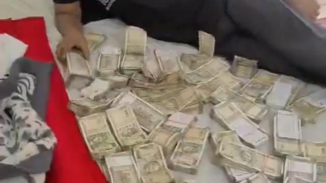 ➡️.....लक्जरी कमरे में नोटों की गड्डियों के बिस्तर पर लेटा यह शख्स मेरठ का डॉ अफजल है...!!*