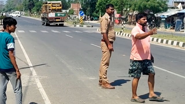 “अम्बेडकर नगर में टला बड़ा हादसा! CNG वैन लीक से मचा हड़कंप, पुलिस की सतर्कता से बची कई जिंदगियां