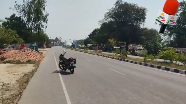 अम्बेडकरनगर- बसखारी थाना क्षेत्र के हरैया के पास सीएनजी गैस सिलेंडर में विस्फोट हो गया, ट्रक में सीएनजी गैस सिलेंडर लदा हुआ था। सूचना मिलने के बाद पहुंची पुलिस ने दोनों तरफ आवागमन रुकवा दिया और स्थिति सामान्य होने के बाद आवागमन बहाल हुआ।