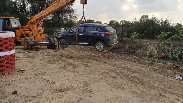 मानना धाम से लौट रहे थे कर चला की लगी नींद खाई गाड़ी