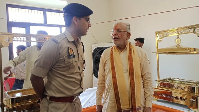 वित्त मंत्री सुरेश कुमार खन्ना पुलिस अधीक्षक सौरभ दीक्षित वार्तालाप करते हुए