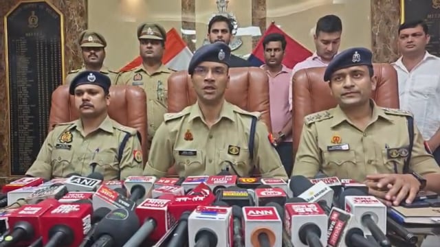 मेरठ उ0प्र0 शासन द्वारा चलाए जा रहे जीरो टॉलरेंस टू वर्ड फ्रॉडस्टर्स नीति के अंतर्गत अपराध शाखा मेरठ द्वारा करोड़ों रुपये के GST फ्रॉड का पर्दाफाश, संगठित गिरोह का सदस्य गिरफ्तार