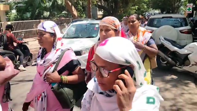 आज अंगणवाडी कर्मचारी संघाचे वतीने‌ विविध मागण्यासाठी मोर्चाने जिल्हा परिषदे समोर ठीय्या आंदोलन करून निवेदन दिले.