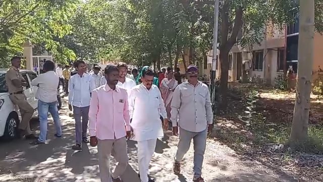 राजेवाडी येथे सैनिकांच्या जमिनीवर गावगुंडांचा ताबा आटपाडी तहसील कार्यालय समोर धरणे आंदोलन सुरू 