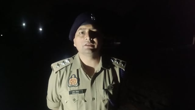 गेहूं से भरी ट्रैक्टर-ट्रॉली पलटी, एक की मौत
शाहजहांपुर के थाना बण्डा क्षेत्र में 6 अप्रैल 2026 को गेहूं से भरी ट्रैक्टर-ट्रॉली पलटने से एक व्यक्ति की दर्दनाक मौत हो गई। हादसा उस समय हुआ जब ट्रैक्टर-ट्रॉली अनियंत्रित होकर सड़क किनारे पलट गई।