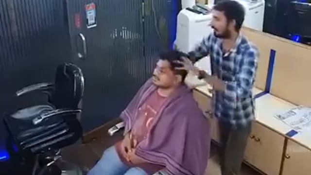 हेयरकट करने के बाद, सिर और गर्दन के पीछे के हिस्से की मालिश करते समय, मस्तिष्क को रक्त पहुंचाने वाली एक नस संकुचित हो गई, जिसके परिणामस्वरूप स्ट्रोक हुआ और अंततः मृत्यु हो गई……।
कटिंग कराते समय यदि नाई इस तरह की हरकत करता है, तो इससे सावधान रहे।
