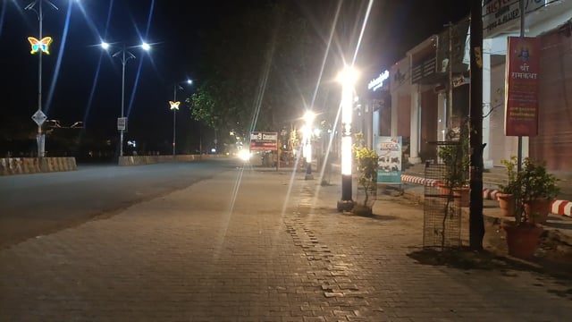 शाहजहांपुर में नगर निगम ने लाखों की लाइट लगाई एक महीना भी नहीं जली और खराब होने लगी 