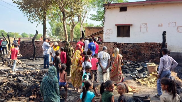 शिवपुर ग्राम सभा मे आग लगने के बाद विधायक प्रतिनिधि विश्राम सिंह ने पीड़ितों को दी राहत सामग्री