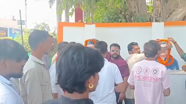 शाहजहांपुर: हिंदू युवा वाहिनी की महानगर टीम का गठन, शहीदों को श्रद्धांजलि
शाहजहांपुर में हिंदू युवा वाहिनी की महानगर टीम का गठन किया गया। कार्यक्रम जिला अध्यक्ष दीपक त्रिपाठी और महानगर अध्यक्ष शांतनु गुप्ता की देखरेख में संपन्न हुआ।
इस दौरान पदाधिकारियों और कार्यकर्ताओं ने शहीदों की प्रतिमाओं पर माल्यार्पण कर उन्हें श्रद्धांजलि अर्पित की। साथ ही नई टीम को शुभकामनाएं देते हुए संगठन को मजबूत बनाने का संकल्प लिया गया।