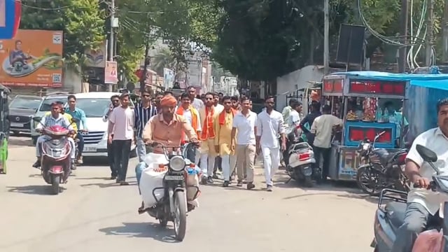 हिंदू युवा वाहिनी शहीद स्मारक पर पहुंचे फूल माला अर्पण किया