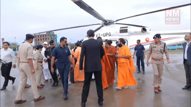उत्तर प्रदेश के मुख्यमंत्री योगी आदित्यनाथ पहुंचे  वृंदावन पवनहंस हैलीपेड।