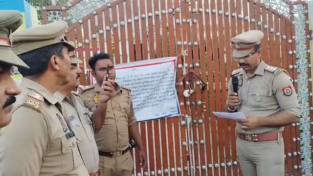 शाहजहांपुर, 7 अप्रैल। जनपद में अपराध के खिलाफ चलाए जा रहे अभियान के तहत थाना रामचन्द्र मिशन पुलिस और कमिश्नरेट लखनऊ की संयुक्त टीम ने बड़ी कार्रवाई करते हुए एक अभियुक्त द्वारा धोखाधड़ी से अर्जित करीब 2 करोड़ 53 लाख 85 हजार रुपये की संपत्ति व वाहन को सीज/फ्रीज कर दिया है। यह कार्रवाई उत्तर प्रदेश शासन की जीरो टॉलरेंस नीति के तहत की गई।