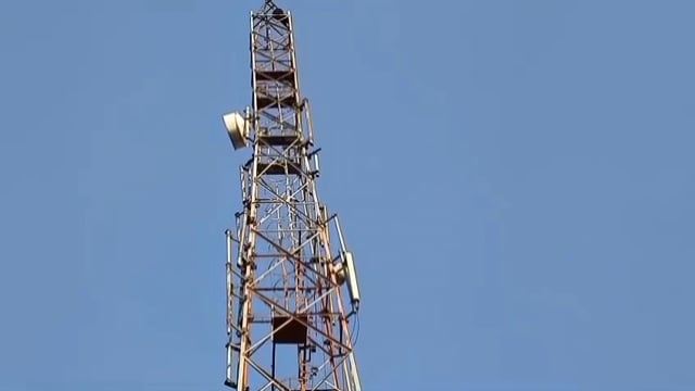 सुखपुरा कस्बे में प्रेमी से शादी करने की जिद कर टावर पर चढ़ी युवती,समझाने में जुटी पुलिस