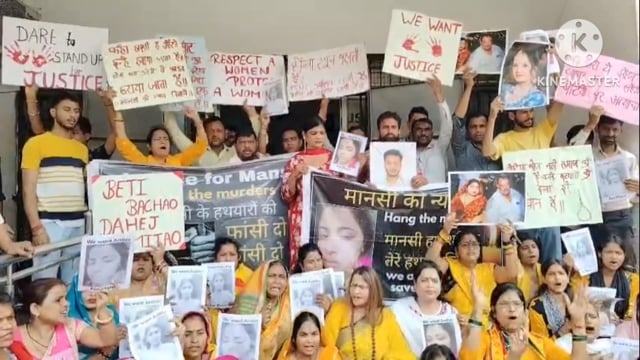 बल्केश्वर स्थित महिला की हत्या के मामले में डीसीपी सिटी आगरा कार्यालय पर परिजनों ने किया हंगामा न्याय की मांग