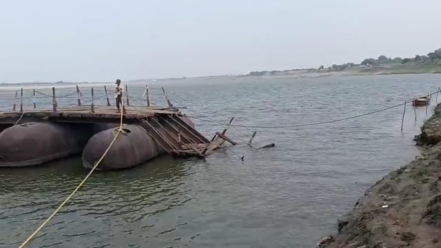 ➡️...प्रयागराज में आंधी तूफान से पैंटून पुल बह गया.."