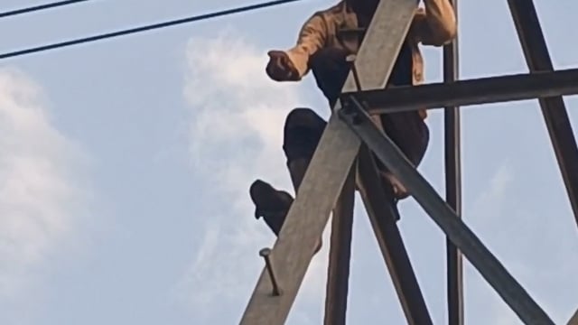 प्यार की खातिर मौत से टकराया युवक! हाईटेंशन पोल पर चढ़ा,प्रेमिका को बुलाकर पुलिस ने बचाया,
अम्बेडकरनगर के अहिरौली थाना क्षेत्र के बिकवा जीतपुर भगोला गांव में बुधवार को एक युवक हाईटेंशन बिजली के पोल पर चढ़ गया। वह अपनी प्रेमिका को बुलाने की मांग कर रहा था, जिसके कारण गांव में हाई वोल्टेज ड्रामा चला।सूचना मिलने पर पहुंची पुलिस ने काफी मान-मनोवल के बाद युवक को सकुशल नीचे उतारा।