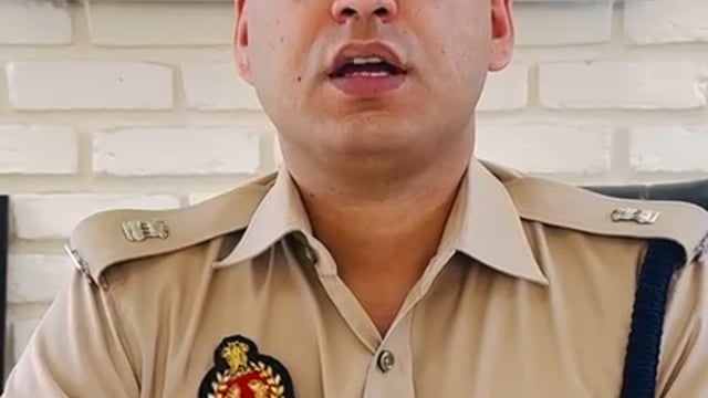 पुलिस को अपनी वाइट देते हुए
