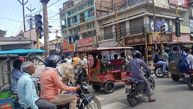 शाहजहांपुर में रोड चौड़ीकरण के लिए दुकानों पर लाल निशान लगाए गए
