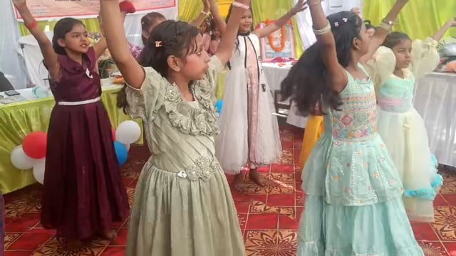 स्कूल चलो अभियान पर बच्चों ने रंगारंग कार्यक्रम किया 