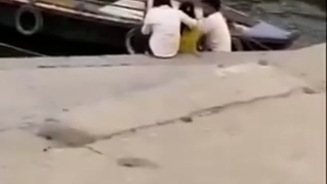 ➡️.....वाराणसी में गंगा किनारे एक लड़का अपनी गर्लफ्रेंड और उसकी दोस्त के साथ बैठा था