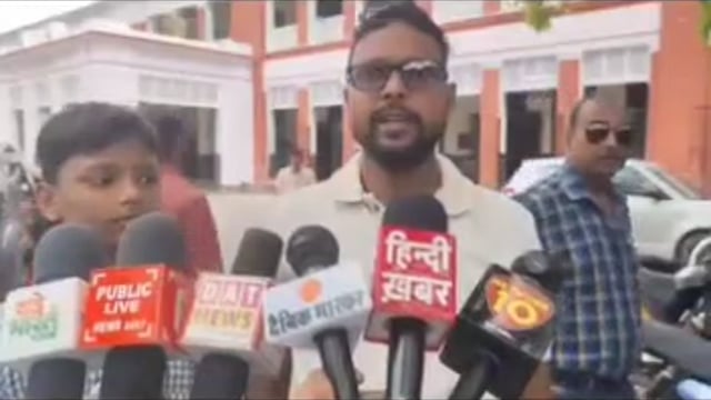 शाहजहांपुर में शिक्षा व्यवस्था को लेकर गंभीर सवाल उठने लगे हैं। जिले में स्कूलों की संख्या तेजी से बढ़ रही है, लेकिन गुणवत्ता और बुनियादी सुविधाओं की स्थिति चिंताजनक बनी हुई है। कई स्कूलों में प्रशिक्षित शिक्षकों की कमी, संसाधनों का अभाव और मानकों की अनदेखी सामने आ रही है। अभिभावकों का आरोप है कि शिक्षा का स्तर गिरता जा रहा है, जबकि फीस और खर्च लगातार बढ़ रहे हैं। ऐसे में प्रशासन की निगरानी और सख्त कार्रवाई की मांग तेज हो गई है।