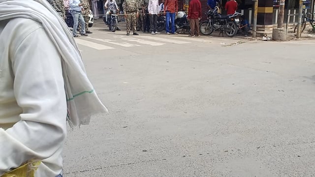 रोड की नपाई नापते कर्मचारी