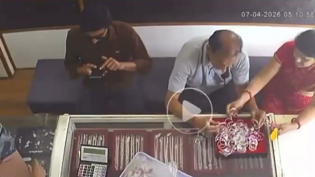 राजस्थान: जयपुर के श्योपुर रोड पर महंगे कपड़े और स्टाइलिश चश्मा पहनकर आए एक युवक ने पहले दुकानदार का भरोसा जीता और फिर करीब 75 हजार रुपये की सोने की अंगूठी पसंद की। जब पेमेंट की बारी आई, तो उसने तकनीक का सहारा लेकर फर्जी 'PhonePe' ट्रांजेक्शन दिखाया और पलक झपकते ही फरार हो गया