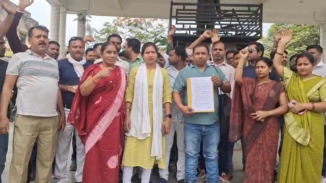 सिलिकॉन बिजनेस प्राइवेट लिमिटेड के स्वास्थ्य विभाग के आउटसोर्सिंग कर्मचारियों का विरोध प्रदर्शन