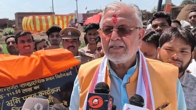 शाहबाजनगर में 1.11 करोड़ की लागत से सामुदायिक भवन का शिलान्यास
ददरौल ब्लॉक के कई गांवों को मिलेगा लाभ, वर्षों पुरानी मांग हुई पूरी
शाहजहांपुर, 09 अप्रैल। विकासखंड ददरौल के ग्राम शाहबाजनगर में गुरुवार को उत्तर प्रदेश सरकार के वित्त एवं संसदीय कार्य मंत्री सुरेश कुमार खन्ना ने 111.88 लाख रुपये की लागत से बनने वाले सामुदायिक भवन का भूमि पूजन कर शिलान्यास किया। इस दौरान जिलाधिकारी धर्मेंद्र प्रताप सिंह भी मौजूद रहे।