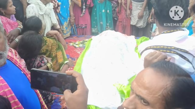 प्रेम त्रिकोण का दर्दनाक अंत, पति ने पत्नी को प्रेमी के साथ आपत्तिजनक हालत में पकड़ा, नव विवाहिता ने दे दी जान।