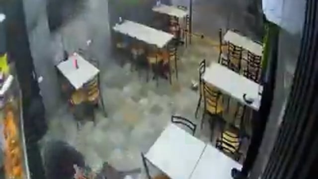 ➡️....फुटेज में वह पल दिखाई देता है जब इज़राइल ने लेबनान के बेरूत में कोर्निश अल-मज़रा पर बमबारी