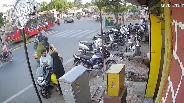 ➡️......मौत के मुंह से वापस-स्कूटी सवार दो लड़कियां सड़क पार रही है, इतने में बस आती है और सामने से टक्कर मार देती है
ये हादसा गुजरात के अहमदाबाद में हुआ है