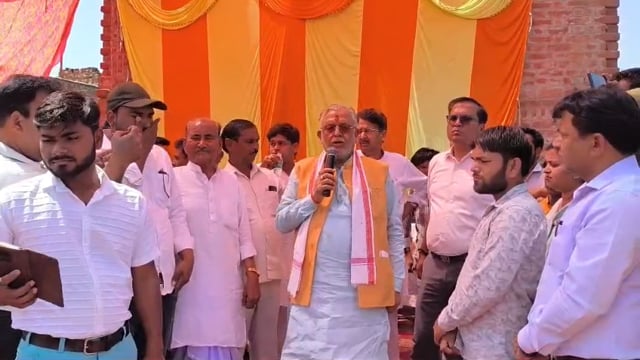 शाहजहांपुर, 09 अप्रैल। विकासखंड ददरौल के ग्राम शाहबाजनगर में गुरुवार को उत्तर प्रदेश सरकार के वित्त एवं संसदीय कार्य मंत्री सुरेश कुमार खन्ना ने 111.88 लाख रुपये की लागत से बनने वाले सामुदायिक भवन का भूमि पूजन कर शिलान्यास किया। इस दौरान जिलाधिकारी धर्मेंद्र प्रताप सिंह भी मौजूद रहे।