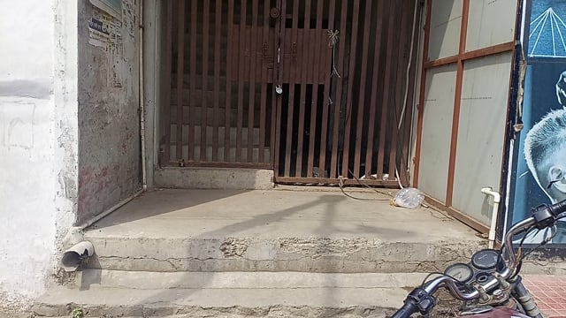 रोशनी गोदाम पर लगा ताला शाहजहांपुर