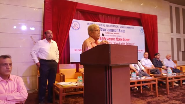 विश्व स्वास्थ्य दिवस पर डॉक्टर डायबिटीज के बारे में जानकारी देते हुए