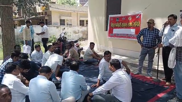 अंबेडकर नगर
बिजली विभाग के कर्मचारियों ने किया हड़ताल आलापुर में प्रीपेड मीटर लगाने गये हुये विबाद को लेकर बिजली कर्मचारी हुये उग्र कार्यवाही की मांग पर अड़े अधीक्षण अभियंता कार्यलय पर चल रहा धरना।