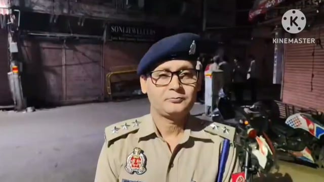 आगरा के किनारी बाजार में आधी रात बड़ा हादसा सराफा रिंकू बंसल का तीन मंजिल शोरूम अचानक भरभराकर गिरा एसीपी कोतवाली वाइट 