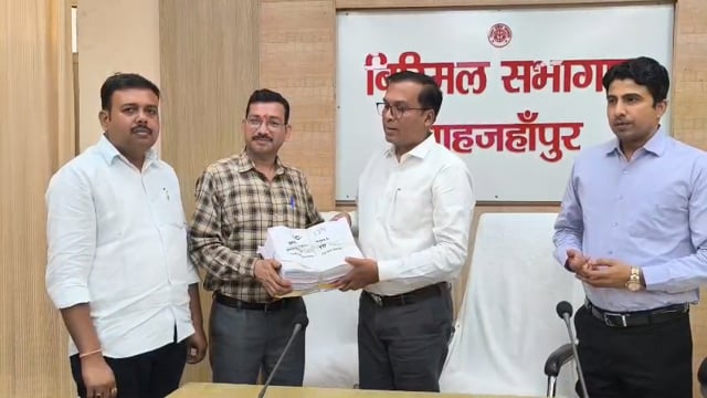 मतदाता सूची के अंतिम प्रकाशन को लेकर बैठक संपन्न
शाहजहांपुर, 10 अप्रैल। जिला निर्वाचन अधिकारी धर्मेंद्र प्रताप सिंह की अध्यक्षता में विधानसभा मतदाता सूची के प्रगाढ़ पुनरीक्षण के बाद अंतिम प्रकाशन को लेकर कलेक्ट्रेट स्थित बिस्मिल सभागार में बैठक आयोजित की गई। बैठक में विभिन्न राजनीतिक दलों के पदाधिकारियों ने भाग लिया।