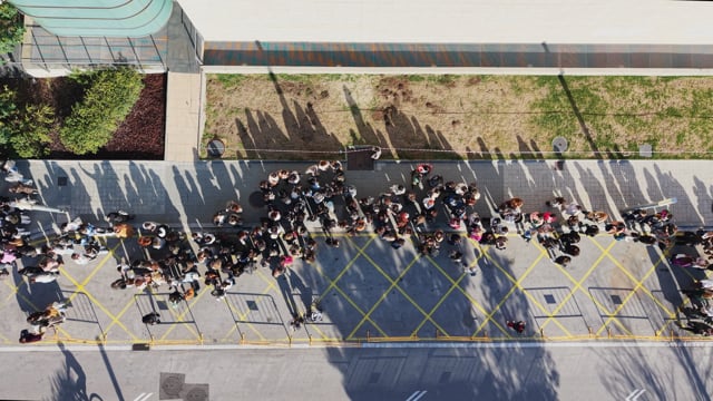 Plano aéreo con dron de la llegada de invitados a un evento corporativo. ©Piña Colada