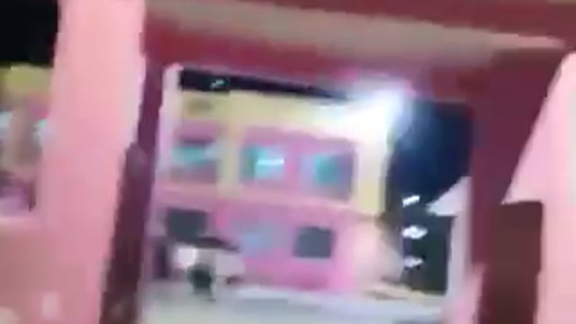 यूपी के शामली में जिला अस्पताल ने गर्भवती महिला को भर्ती करने से इन्कार कर दिया,फिर अस्पताल गेट के बाहर ही डिलीवरी हो गई,
महिलाओं ने मौके पर चादर डालकर खुले में प्रसव कराया,घटना के बाद परिजनों ने हंगामा करते हुए कार्रवाई की मांग की है