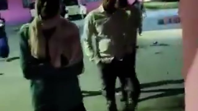 ➡️.....ये वही मैडम जी है जो पहले मना कर दी डिलीवरी करने से 
जब लोगों मे वीडियो बनाना शुरू किया तो यह भागी भागी आई