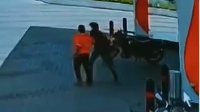 महाराष्ट्र के छत्रपति संभाजीनगर में सिरफिरे प्रेमी ने दिनदहाड़े प्रेमिका की गला रेतकर हत्या कर दी। जानकारी के मुताबिक, कुछ समय से दोनों के बीच किसी बात को लेकर कहासुनी के बाद बोलचाल बंद थी। 27 वर्षीय पूजा सुदाम गावंडे पेट्रोल पम्प पर काम करती थी। सुबह उसका प्रेमी सत्यम रावसाहेब गावंडे पेट्रोल पम्प पर आया और आते ही ड्यूटी कर रही पूजा का गला काट दिया। युवती की मौत हो गई।