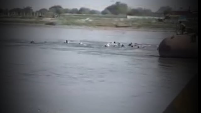 वृंदावन में दर्दनाक हादसा: नाव पलटते ही यमुना बनी मौत का मंजर, वीडियो देख कांप उठे लोग