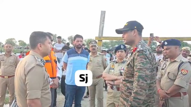 मथुरा..
एडीजी रेंज आगरा अनुपम कुलश्रेष्ठ पहुंची घटनास्थल पर,
कहा 10 लोगों के शव अब तक यमुना से बरामद हुए हैं, करीब 27 लोग नाव में बताए जा रहे थे, रेस्क्यू ऑपरेशन जारी है।।