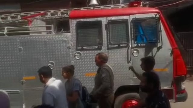 MANT-मथुरा के डीग़ गेट स्थित शारदा परिसर में,ट्रांसफार्मर में भीषण आग, इलाके में मचा, हड़कंप,,