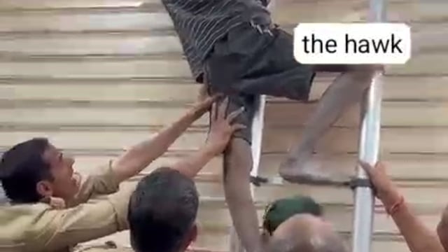 गाजियाबाद। न्यूज़ फ़्लैश

लो चोर का खुद ब खुद हो गया इलाज।

इंदिरापुरम के अभयखंड क्षेत्र में उस समय हड़कंप मच गया जब एक क्लीनिक में चोरी की नीयत से घुसा युवक शटर और दीवार के बीच फंस गया। 
उधर सूचना मिलते ही फायर सर्विस ने मौके पर पहुंचकर तत्परता से रेस्क्यू ऑपरेशन चलाया और युवक को सुरक्षित बाहर निकाला।