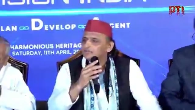 ➡️.....जयपुर में अखिलेश यादव ने योगी आदित्यनाथ की तरफ इशारा करते हुए कहा –
"एक नकली संत हैं, जो दूसरों का सर्टिफिकेट मांग रहे थे। उनके पास अपना ही सर्टिफिकेट नहीं है। दावा तो वो ये करते हैं कि रात के साढ़े 3 बजे उठ जाते हैं, लेकिन जब उन्हें योग करने का मौका मिला, तो वो डगमगा रहे थे"