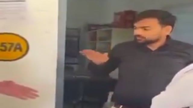 ➡️....यह शिक्षक आधी रात को छात्रा को मैसेज कर के बोला -  "तुम अच्छी लगती हो रूम पर आ जाओ...."मना करने पर धमकाया कहा"..