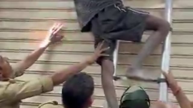 ➡️उत्तर प्रदेश ⬅️.   गाजियाबाद में कल रात चोर एक क्लीनिक में चोरी करने घुसा, लेकिन शटर में गर्दन फंस गई। पूरी रात वो ऐसे ही लटका रहा। आज दोपहर किसी की नजर पड़ी। तब फायर विभाग को सूचना दी गई और उसे रेस्क्यू किया गया।