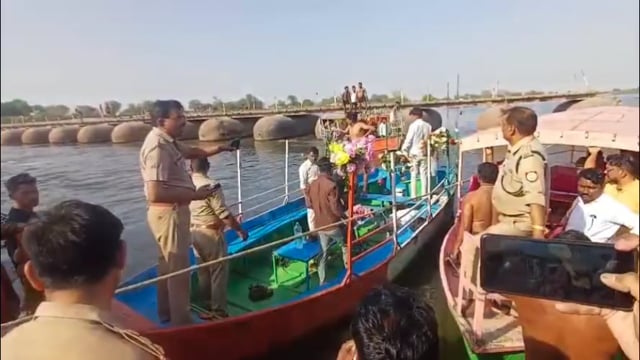 वृंदावन में केशीघाट पर यमुना में डूबे श्रद्धालुओं के पास नहीं थी लाइफ वाटर प्रूफ जेकेट,

मोटर वोट में क्षमता से अधिक श्रद्धालुओं को भगवान भरोसे बिठाते हैं नाविक,

प्रशासन नहीं करता ओवरलोडिंग की कार्रवाई।